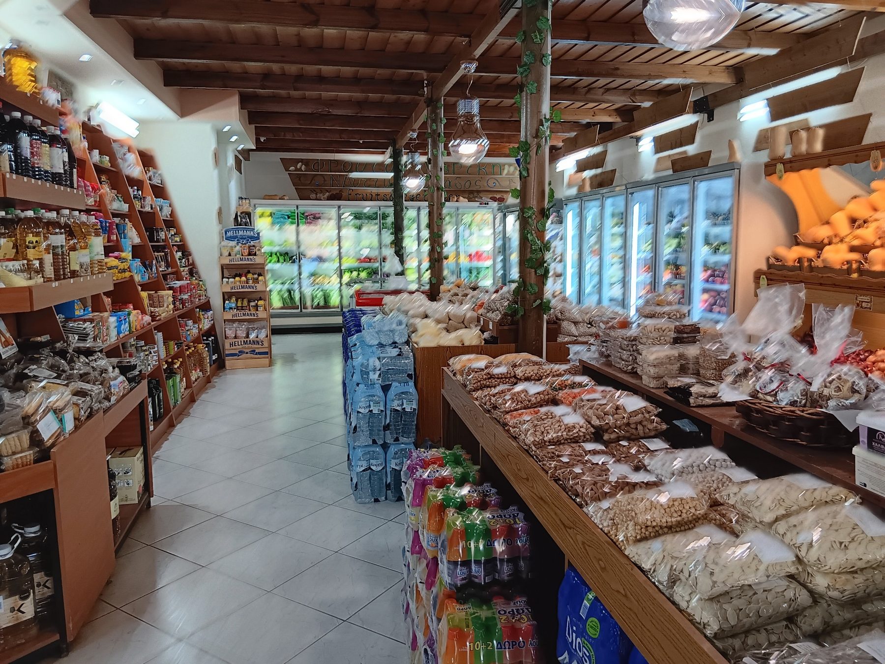 Προϊόντα και ράφια μέσα στο κατάστημα